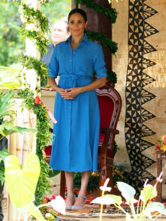 Meghan Markle rayonnante en longue robe chemise bleu