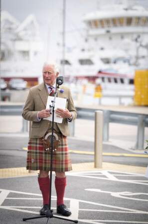 Le prince de Galles est en Écosse. 
