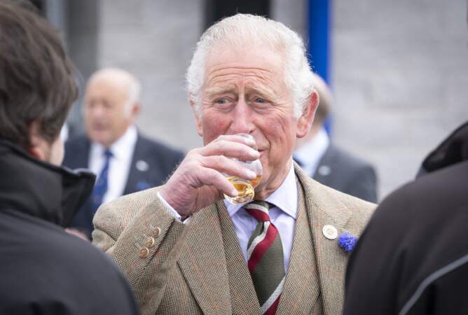 Le prince de Galles a bu un verre d'alcool lors de sa visite.