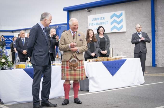 Le prince Charles est très souriant lors de cette visite.