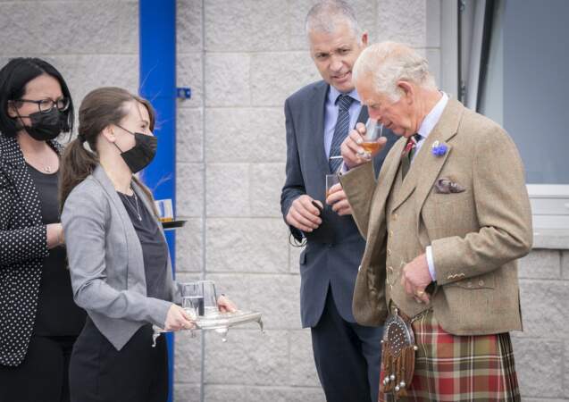 Le prince Charles en a profité pour goûter un scotch d'Écosse.