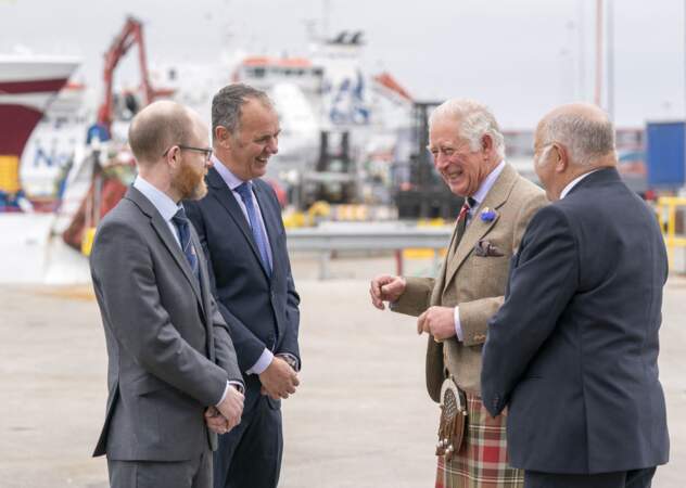 Le prince Charles semble très joyeux lors de cette visite en Écosse.