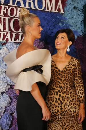 La robe noire aux manches blanches de Katy Perry est très tendance.