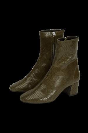 Boots en cuir imprimé python kaki, Roseanna, 490 €.