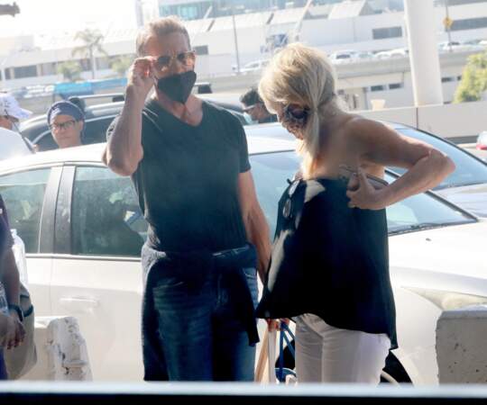 Heather Locklear a pris l'avion à l'aéroport LAX de Los Angeles pour rejoindre son lieu de tournage de son prochain film "Don't sweat the small stuff : the Kristine Carlson story", le 1er août 2021