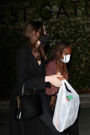 Angelina Jolie et sa fille Zahara portaient leurs masques après un concert à Los Angeles, le 1er août 2021.