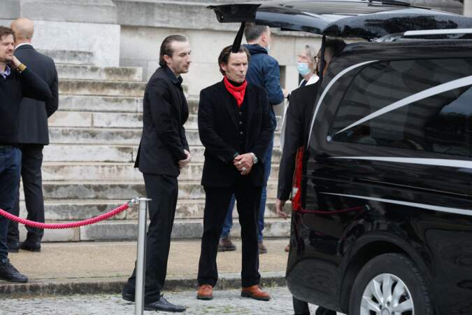Pierre Stévenin et son frère Sagamore, durant les obsèques de leur père à Paris le 4 août 2021