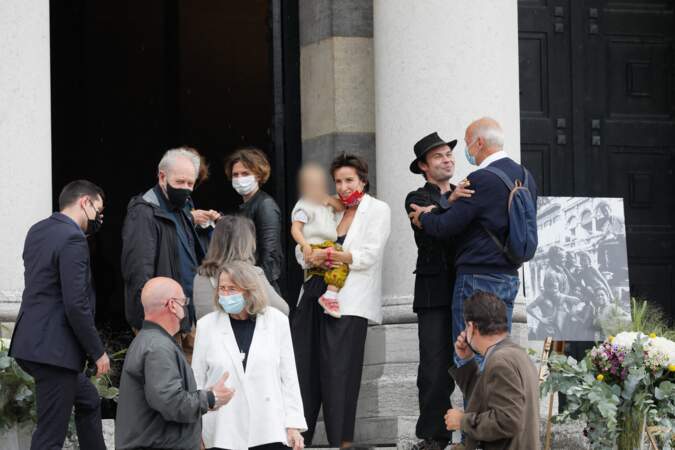 Jackie Berroyer, Claire Stévenin et ses enfants Salomé, Robinson, ainsi que d'autres proches lors des obsèques de Jean-François Stévenin au Père Lachaise à Paris, le 4 août 2021