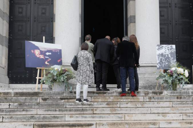 Entrée des proches de Jean-François Stévenin  lors des obsèques au Père Lachaise à Paris le 4 août 2021 