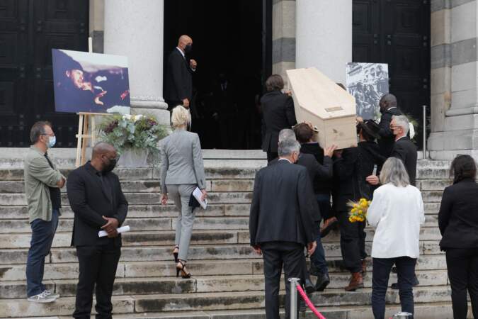 Robinson Stévenin, Pierre Stévenin  et Sagamore Stévenin portent le cercueil de leur père, Jean-François Stévenin, à Paris, le 4 août 2021 