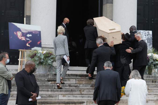 Les fils de Jean-François Stévenin portent le cercueil de leur père durant ses obsèques le 4 août 2021 à Paris 