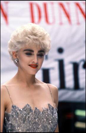 Couple blonde platine pour Madonna, lors de la première du film Who's That Girl, en 1998 à New York. 