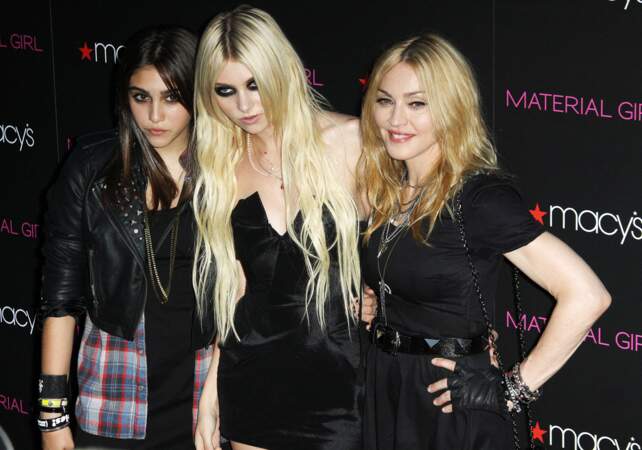 La relève est assurée : la rockeuse Taylor Momsen aux côtés de Madonna et de sa fille aînée Lourdes, lors du lancement de la nouvelle ligne de vêtements de la Madonne, Material Girl, à New York en 2010.