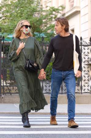 L'actrice Julia Roberts, masquée, se promène avec son époux Danny Moder à Manhattan, New York, le 2 août 