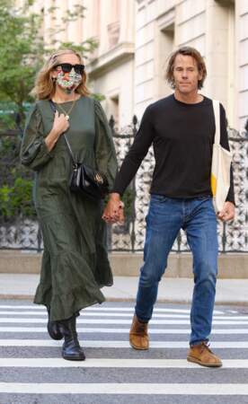 Julia Roberts, masquée, se promène avec son époux Danny Moder à Manhattan le 2 août 2021