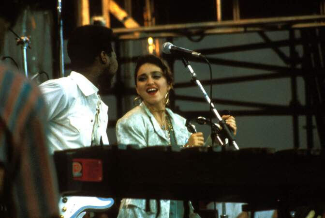 En 1985, Madonna s'est rendue à Philadelphie pour le concert Live Aid,  en soutien à la lutte contre la famine en Ethiopie.