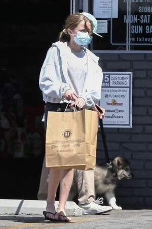 Vivienne Jolie-Pitt et son frère aîné Pax sont allés acheter de la nourriture avec leur petit chiot à Los Angeles, le 5 août 2021