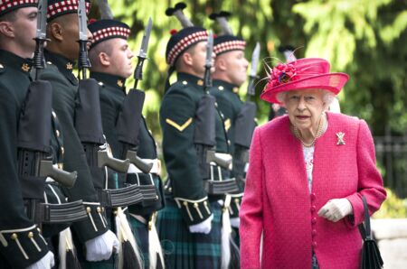 La reine Elisabeth II lors d'une inspection des troupes de Balaklava Company, 5ème Bataillon du Régiment Royal d'Écosse à Balmoral, le 9 août 2021.