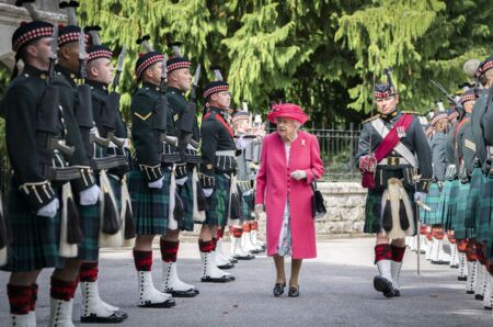 Elizabeth II en vacances : son arrivée royale à Balmoral, le 9 août 2021.