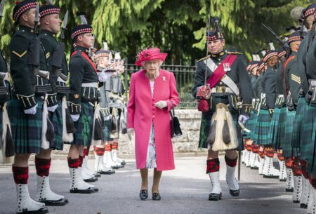 La reine Elisabeth II lors d'une inspection des troupes de Balaklava Company, 5ème Bataillon du Régiment Royal d'Écosse à Balmoral, le 9 août 2021.