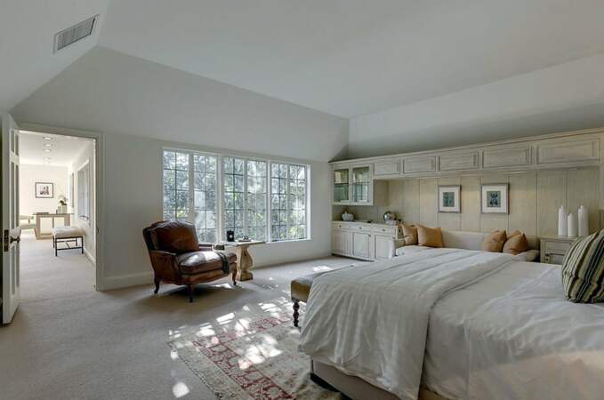 La villa comprend une sublime chambre avec une vue incroyable sur les hauteurs de Beverly Hills 
