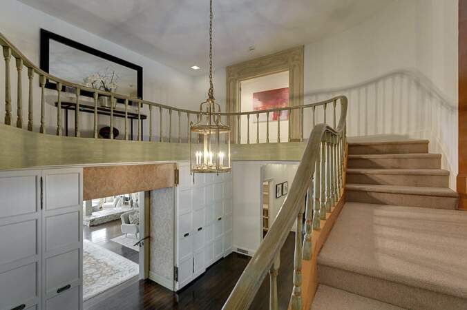 La demeure qui intéresse le couple Affleck-Lopez est composée de grands escaliers luxueux