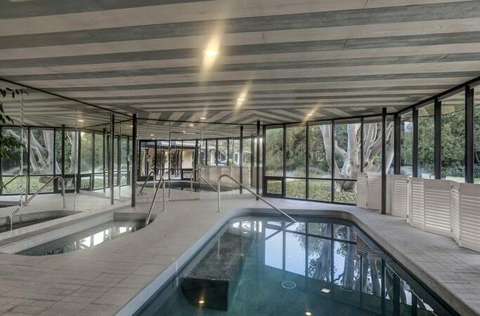 La propriété comprend également une gigantesque piscine intérieure