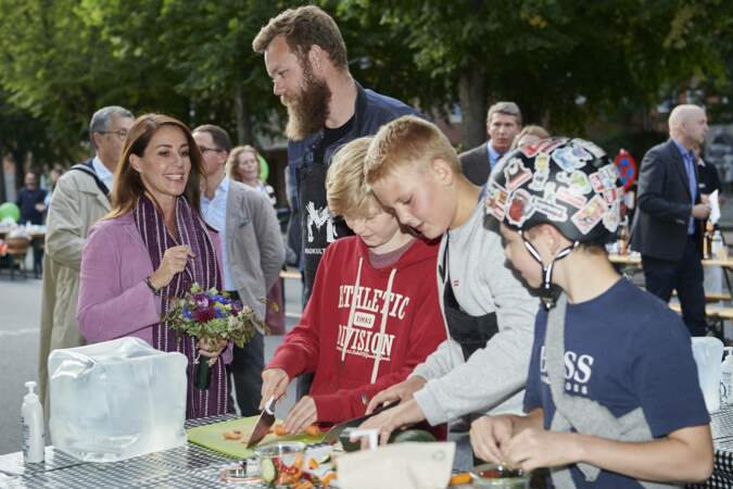 La princesse Marie de Danemark entourée d'enfants au Harvest Festival 2021 à Copenhague, le 20 aout