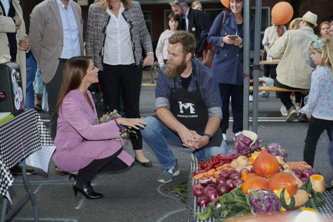 La princesse Marie de Danemark fait la connaissance des personnes présentes lors du Harvest Festival, le 20 aout
