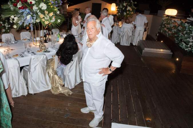 Massimo Gargia vêtu de blanc pour sa soirée d'anniversaire, le 20 août