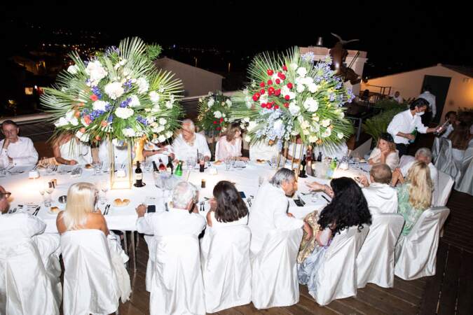 Les invités de Massimo Gargia autour d'une table à l'hôtel de Paris à Saint-Tropez