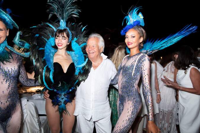 Massimo Gargia  entouré de danseuse pour son 81e anniversaire, le 20 août  à l'hôtel de Paris à Saint-Tropez