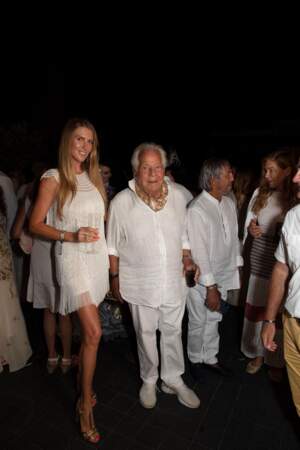 Massimo Gargia entouré de ses invités pour célébrer son 81e anniversaire, le 20 août à l'hôtel de Paris à Saint-Tropez