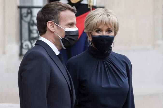 Brigitte Macron en total look bleu nuit pour un dîner officiel à l'Elysée, le 17 mai 2021. 