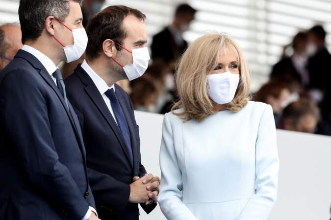 Brigitte Macron en robe et masque de protection blanc assortis le 14 juillet 2021