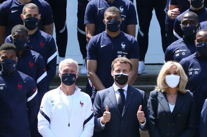 Brigitte Macron choisit cette fois d'assortir son masque à son t-shirt d'un blanc immaculé le 10 juin 2021 avec l'Equipe de France.