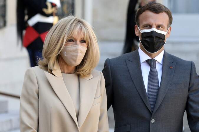 Brigitte Macron porte un masque de la marque Bettimask dont l'initiale B. est bien visible sur certains modèles.