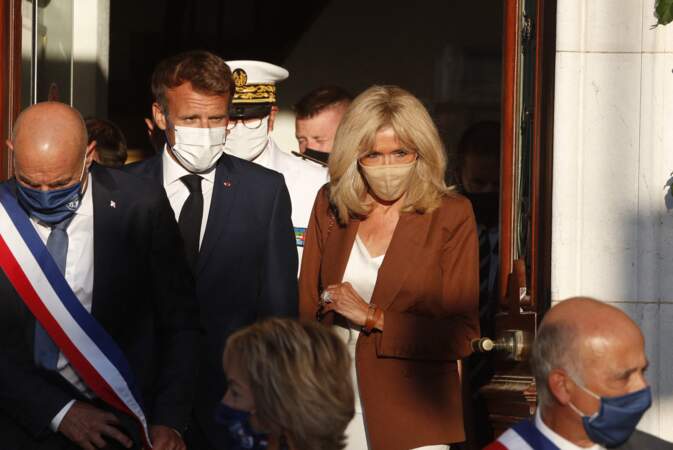 Brigitte Macron stylée avec un masque assorti à sa tenue lors de la cérémonie du 77ème anniversaire de la libération de la ville de Bormes-les-Mimosas, France, le 17 août 2021.