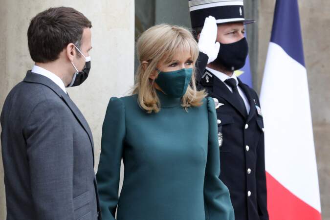Brigitte Macron en robe et masque verts au palais de l'Elysée à Paris, France, le 12 mai 2021. 