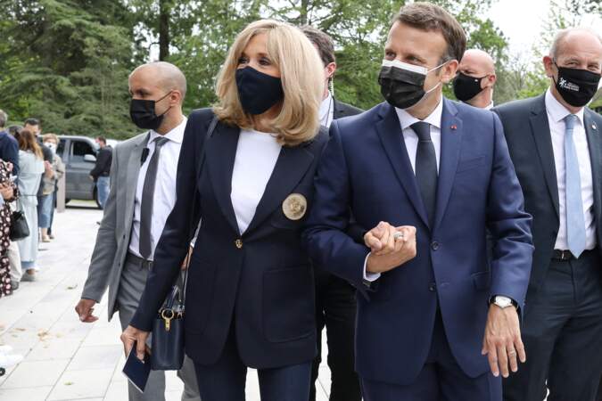 Brigitte Macron assortit son masque de protection à sa veste pour le premier tour des élections le 20 juin 2021.
