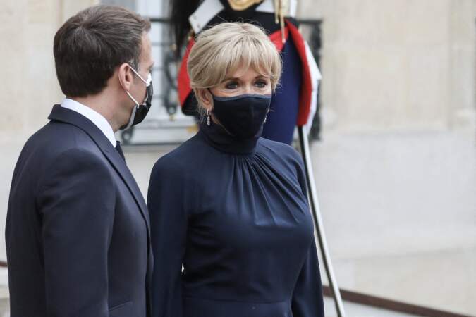 Brigitte Macron porte une fois de plus un masque Bettimask avec un liseré au niveau du nez.