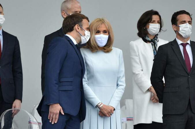 Brigitte Macron porte des masques de la marque Bettimask donc l'initiale B. n'apparaît pas toujours de façon voyante.