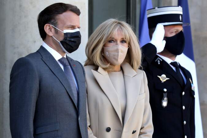 Brigitte Macron en total look beige lors d'un déjeuner de travail au palais de l'Elysée, le 26 avril 2021. 