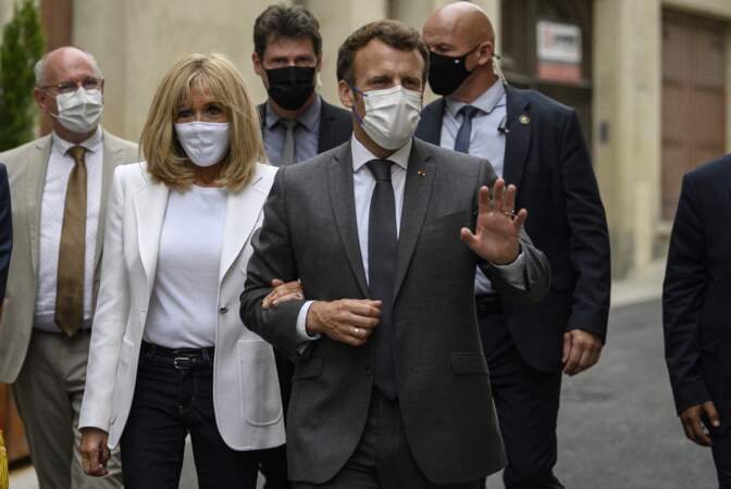 Brigitte Macron porte un masque blanc assorti à sa veste et son t-shirt du jour le 17 juin 2021. 
