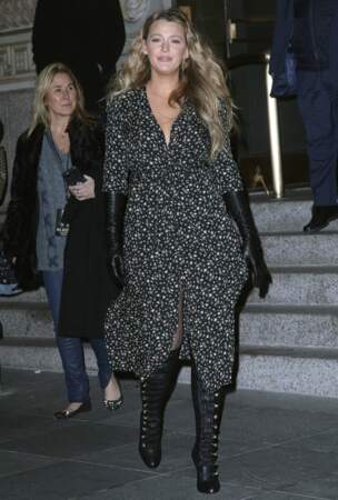 Blake Lively à New York le 27 janvier 2020, casual et très élégante en robe longue et bottes de cuir.