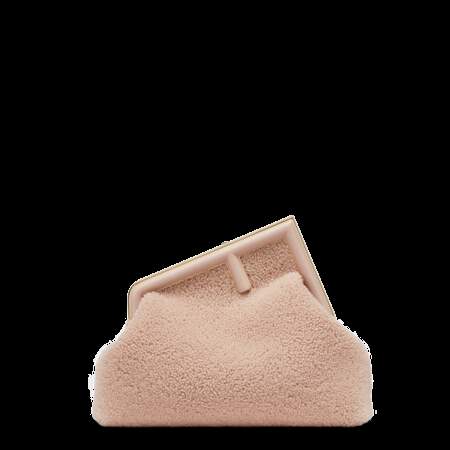 Fendi First en taille moyenne en vison rose, 3800 €. 