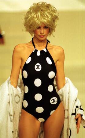 Claudia Schiffer, égérie de Chanel, défile en maillot de bain rétro, à Paris, le 14 octobre 1996.