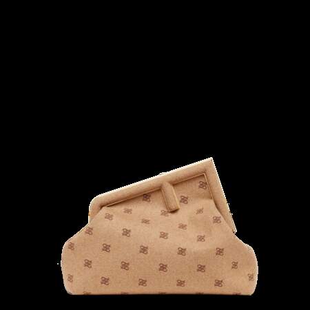 Le sac Fendi First en taille moyenne Karligraphy Flannel avec broderies, 2600 €. 