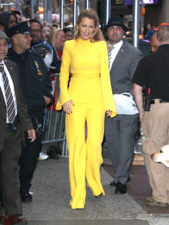 Blake Lively en total-look jaune, l'une de ses couleurs favorites, à son arrivée dans les studios de l'émission "Good Morning America" à New York. Le 16 octobre 2017

