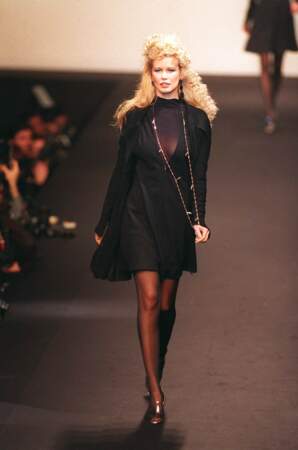 Claudia Schiffer rock et élégante dans une robe noire pour le défilé Chanel, lors de la présentation de la collection prêt-à-porter automne-hiver 1994-1995, à Paris, le 5 mars 1994.